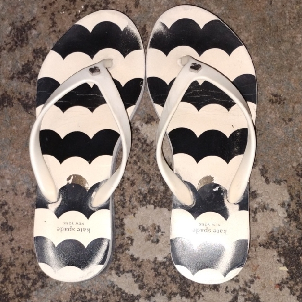 kate spade Black and White Scallop-Print Flip Flops
